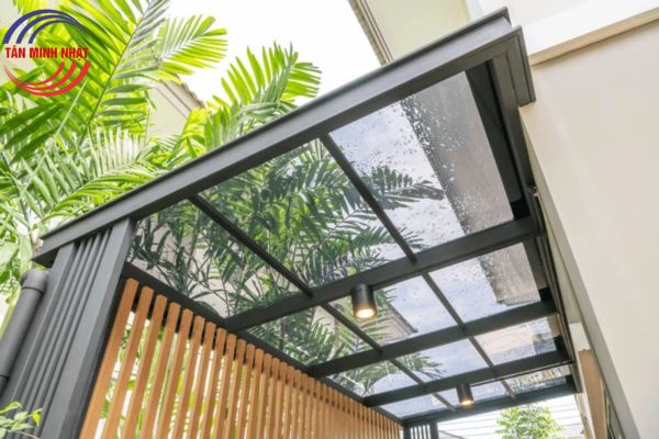 tấm nhựa sáng polycarbonate che mái hiên