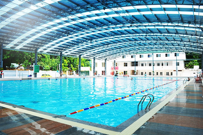 Tấm poly sóng làm mái che hồ bơi